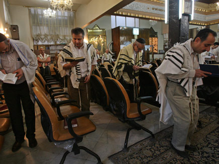 יהודים אירנים מתפללים בבית כנסת באירן (צילום: AP)