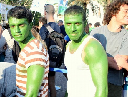אנשים ירוקים (משה חרמון) (צילום: מערכת ONE)