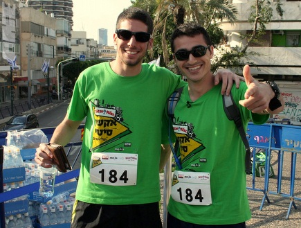 משתתפים מאושרים בסיום מירוץ אקשן סיטי (משה חרמון) (צילום: מערכת ONE)