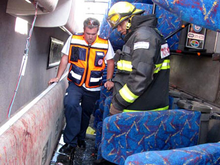 אנשי כוחות ההצלה בתוך האוטובוס, היום (צילום: אתר פאנט)