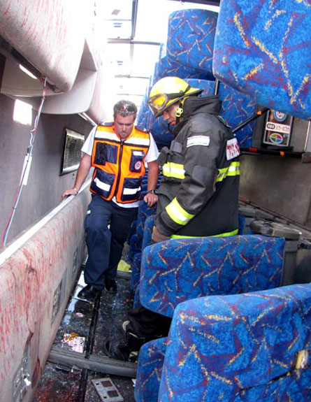אנשי כוחות ההצלה בתוך האוטובוס, היום (צילום: אתר פאנט)