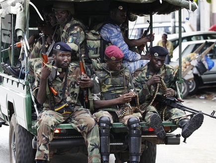 חיילים בחוף השנהב (רויטרס) (צילום: מערכת ONE)