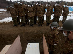 חיילים מצדיעים לארונות ההרוגים (צילום: AP)