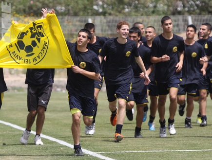 קבוצת נערים א´ של מכבי בהקפת אליפות. גם הנוער בדרך (יניב גונן) (צילום: מערכת ONE)