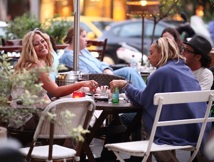 ליהיא גרינר בבית קפה עם חברים (צילום: אלעד דיין)