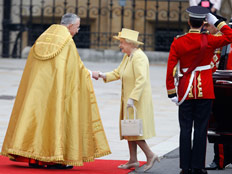 יום צהוב בחתונת הנכד. המלכה אליזבת' (צילום: AP)
