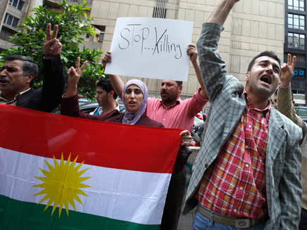 המונים מפגינים בסוריה (צילום: חדשות 2)