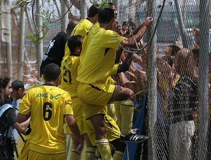 שחקני מכבי ת&"א חוגגים עם הקהל (ליאור טימור) (צילום: מערכת ONE)