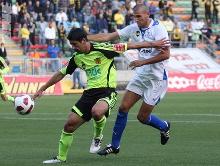 כריסטיאן גונזאלס מגן על הכדור מול עידו אקסברד (גיא בן זיו) (צילום: מערכת ONE)