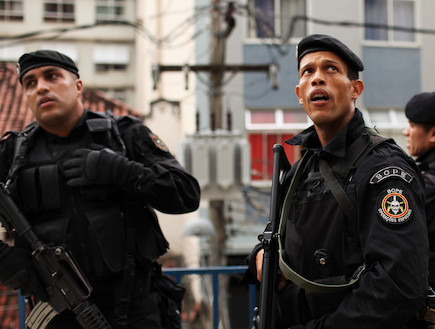 שוטר ברזילאי (צילום: Spencer Platt, GettyImages IL)