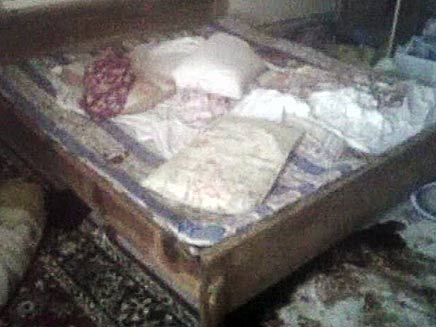 מיטתו המגואלת בדם של בן לאדן (צילום: חדשות 2)