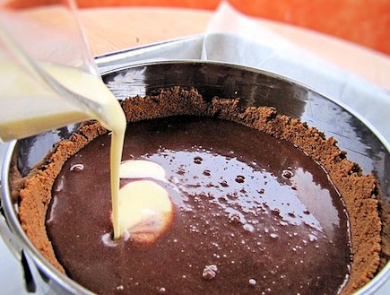 עוגת גבינה, שוקולד ותותים - מוסיפים את הבלילה (צילום: דליה מאיר, קסמים מתוקים)