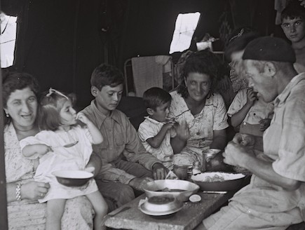 משפחה יושבת לאכול באדיבות לשכת העיתונות הממשלתית - (צילום: קלוגר זולטן, לע"מ)
