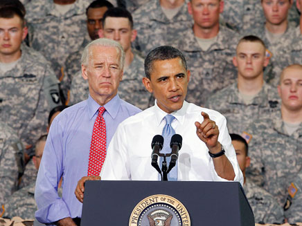 אובמה נואם בטקס חלוקת עיטורים למחסלי בין לאדן (צילום: AP)