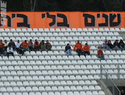 ספרנו. יש כאן 26 אוהדי בני יהודה מתחת לשלט הקבוע, שהגיע לק&"ש (מור (צילום: מערכת ONE)