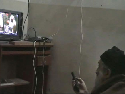 אוסאמה בן לאדן צולם צופה במהדורות חדשות (צילום: חדשות 2)