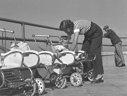 נוסטלגיה - אמא ותינוקת בנמל - באדיבות לשכת העיתונו (צילום: טדי בראונר, לע