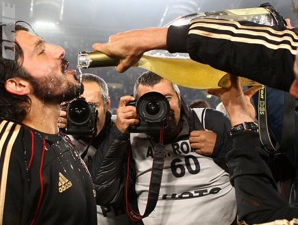 גאטוסו זוכה ללגימה מהשמפניה אחרי הזכיה באליפות (GettyImages) (צילום: מערכת ONE)