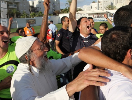 שחקני רמה&"ש חוגגים את העלייה (מור שאולי) (צילום: מערכת ONE)