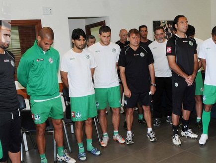 שחקני מכבי חיפה עומדים דקת דומיה לפני האימון (האתר הרשמי של מכבי ח (צילום: מערכת ONE)