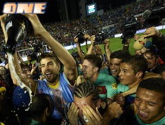 פיקה חוגג אליפות עם שחקני ברצלונה (GettyImages) (צילום: מערכת ONE)