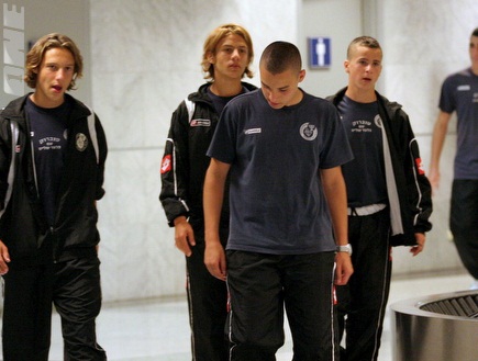 שחקני קבוצת נערים ג´ של בית&"ר טוברוק בנמל התעופה בהונגריה (בעז גו (צילום: מערכת ONE)