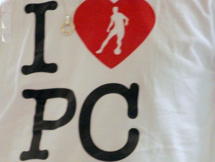 החולצה עם ראשי התיבות I LOVE PREMEIR CUP (בעז גורן) (צילום: מערכת ONE)