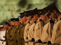 ישראל תרכין ראשה לזכר הנופלים (צילום: AP)