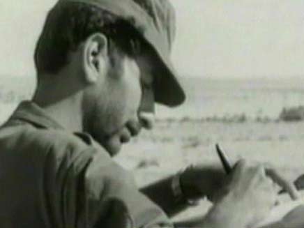 חיילים כותבים גלויות במלחמת יום כיפור
