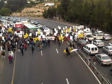 ההפגנה בכניסה לירושלים, הבוקר (צילום: נדב אברמוביץ')
