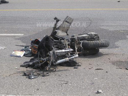 אופנוע שנהרס כליל מפגיעת המשאית (צילום: בני ישראלי, אתר HNN.CO.IL)