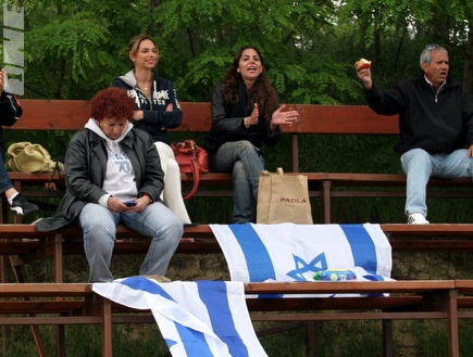 ההורים של השחקנים צופים בהם עם דגלי ישראל (בעז גורן) (צילום: מערכת ONE)