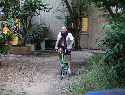 רמי קלינשטיין רווק על אופניים (צילום: ראובן שניידר)