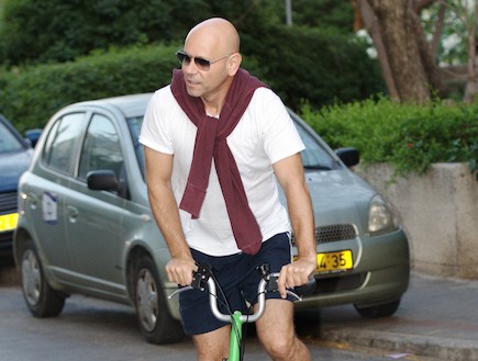 רמי קלינשטיין רווק על אופניים (צילום: ראובן שניידר)