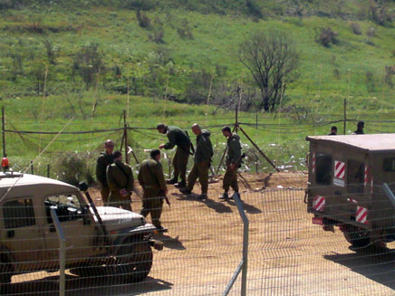 מתקנים את הגדר, היום בגבול הסורי (צילום: עזרי עמרם, חדשות 2)