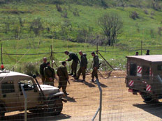 מתקנים את הגדר, היום בגבול הסורי (צילום: עזרי עמרם, חדשות 2)