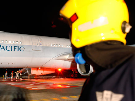 השריפה במנוע של המטוס, הלילה (צילום: רויטרס)