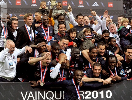 פ.ס.ז.´ חוגגת את הזכיה בגביע הצרפתי בעונה שעברה (רויטרס) (צילום: מערכת ONE)