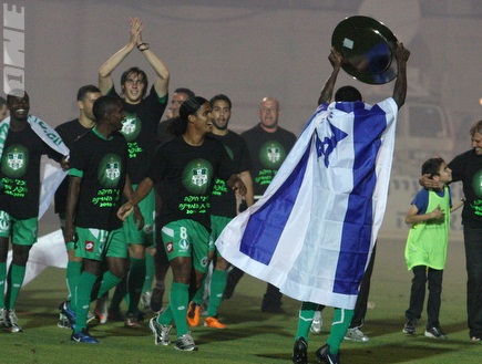 שחקני מכבי חיפה חוגגים עם דגל ישראל (עמית מצפה) (צילום: מערכת ONE)