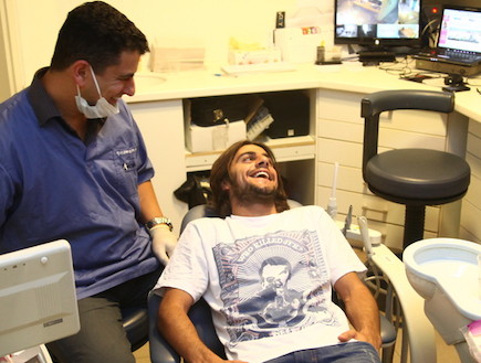 ג'קי מנחם מסיים טיפול שיניים (צילום: אלעד דיין)