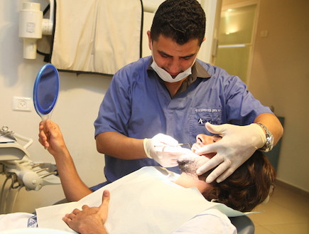 ג'קי מנחם מסיים טיפול שיניים (צילום: אלעד דיין)