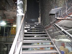 מדרגות תת קרקעיות בסנטר (צילום: אסף לב,  יחסי ציבור )