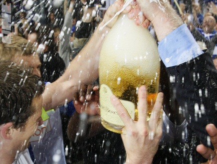 השמפניה נפתחת (רויטרס) (צילום: מערכת ONE)