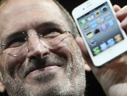 סטיב ג'ובס מחזיק אייפון 4 (צילום: חדשות 2)