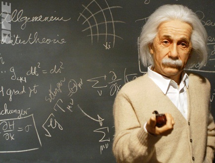 אלברט אינשטיין מדגים את סיכויי הירידה של אוסאסונה (GettyImages) (צילום: מערכת ONE)