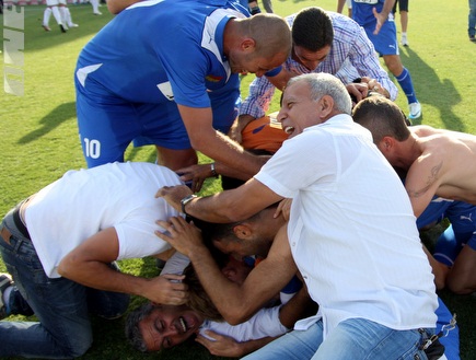 ראשל"צ חוגגת עליה, יחזקאל נחנק מאהבה (יניב גונן) (צילום: מערכת ONE)