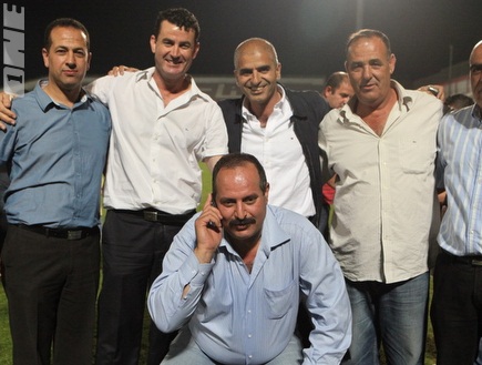 שאהר חלאילה (במרכז ושאר חברי ההנהלה מרוצים בתום המשחק) (עמית מצפה) (צילום: מערכת ONE)