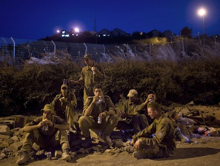 חיילים אוכלים (צילום: Chris Hondros, GettyImages IL)