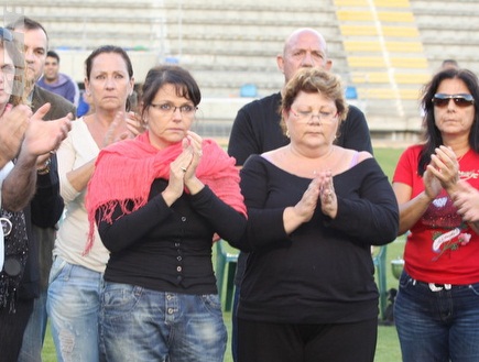 דורית כהן בעת מחיאות הכפיים לאבי כהן ז&