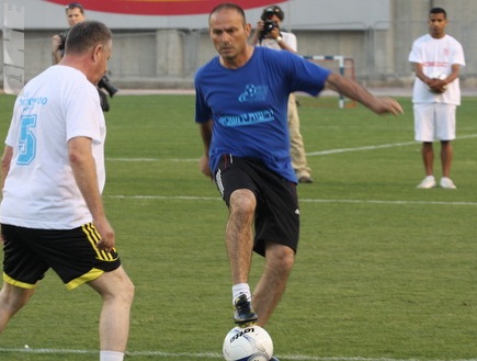 מוטי איווניר עם הכדור מול דני נוימן (גיא בן זיו) (צילום: מערכת ONE)